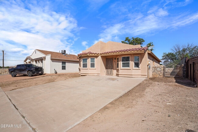 Building Photo - 871 Luisa Guerra Dr