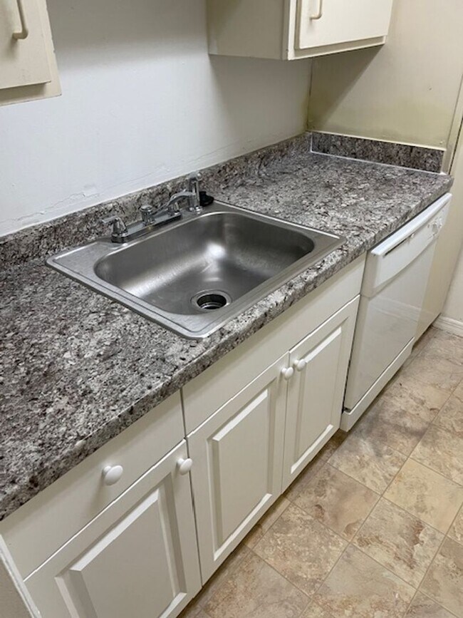 Building Photo - Ground floor One bedroom condo