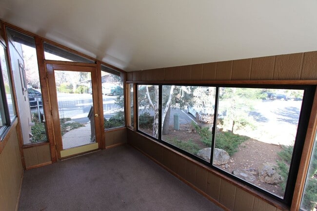 Building Photo - Eastside Country Club 3-Bed Townhome with Vaulted Ceilings