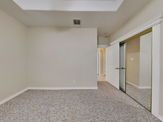 Building Photo - *No Application Fee* *$500 off First Month...