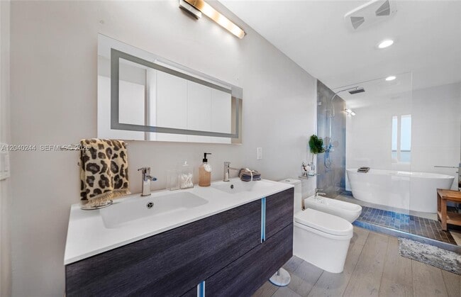 Building Photo - 888 Biscayne Blvd