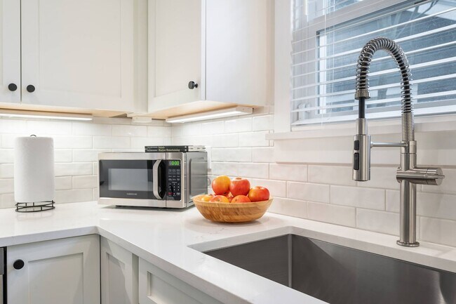 Building Photo - 2bd/1ba Seattle Home