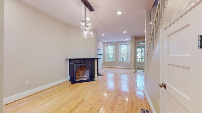 Building Photo - 1517 D St SE