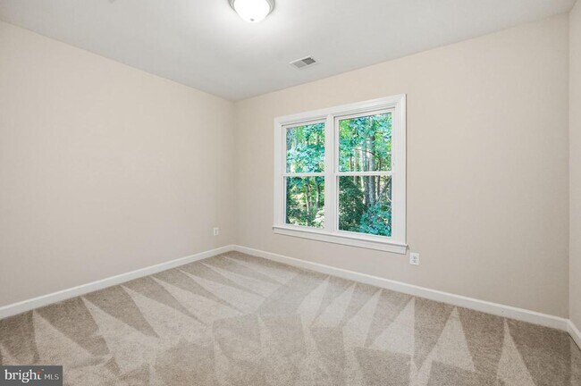 Building Photo - 2 English Hills Dr