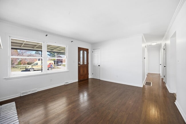 Building Photo - 2147 Palms Dr