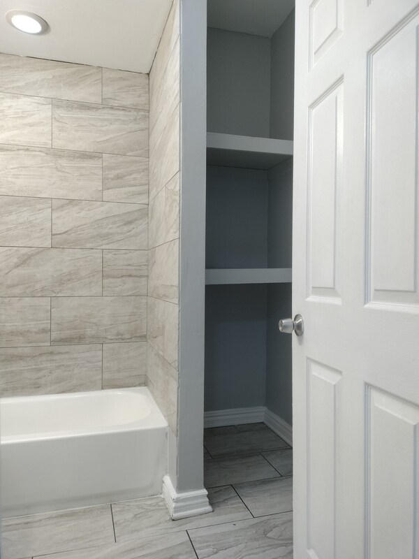 Building Photo - 705 E 92nd St