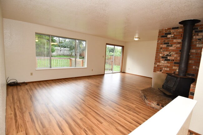 Building Photo - 805 NE Ash Ct