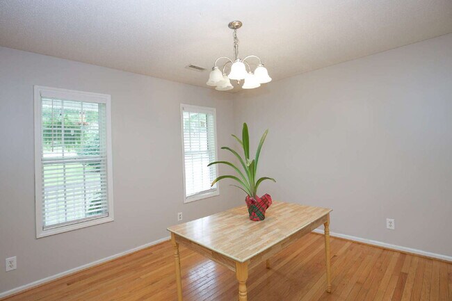 Building Photo - Charming 3 Bedroom, 2,5 Bath home with hug...