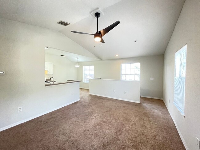 Building Photo - 1 Bedroom / 1 Bath Condo in Gated Communit...