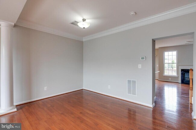 Building Photo - Spacious 3-level townhome with a 2-car garage in the desirable South Riding community.