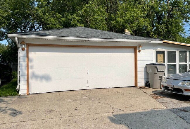 Building Photo - 3952 S 43rd St