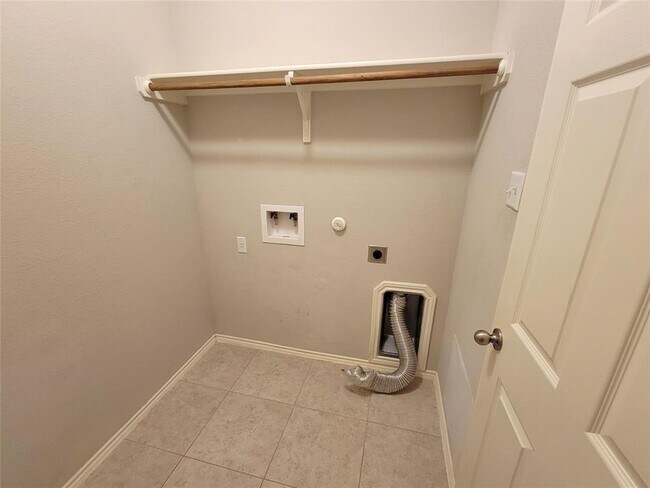 Building Photo - 537 Peregrine Way