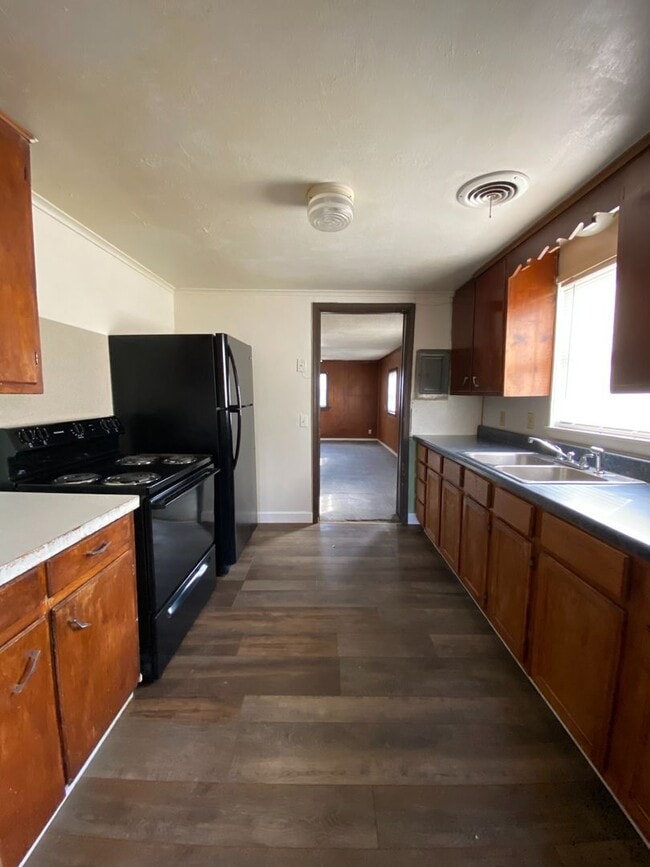 Building Photo - AVAILABLE NOW!