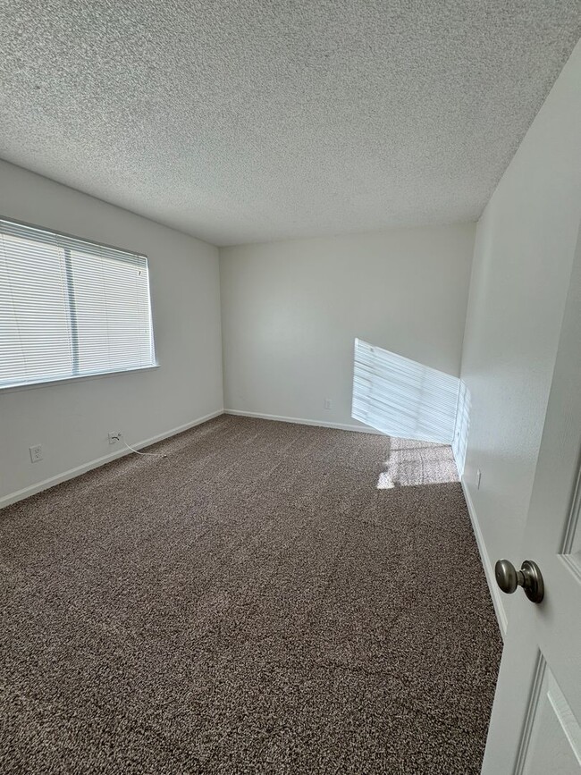 Building Photo - 2 Bedroom condo in Auburn! Walk to everyth...