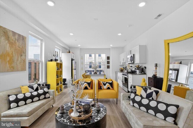 Building Photo - 2352 W Thompson St