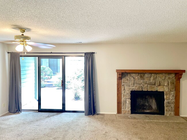 Building Photo - Main level 2 Bedroom Condo in Rockrimmon