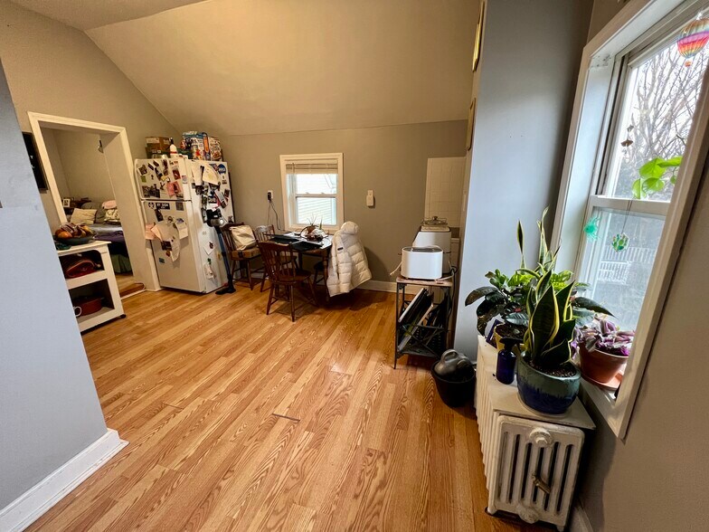 Building Photo - 117 Buttonwood St