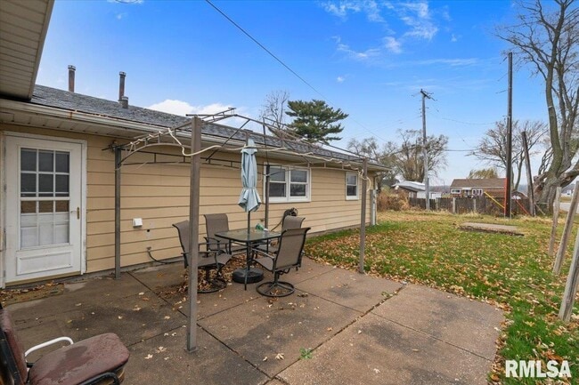 Building Photo - 925 2nd Ave E