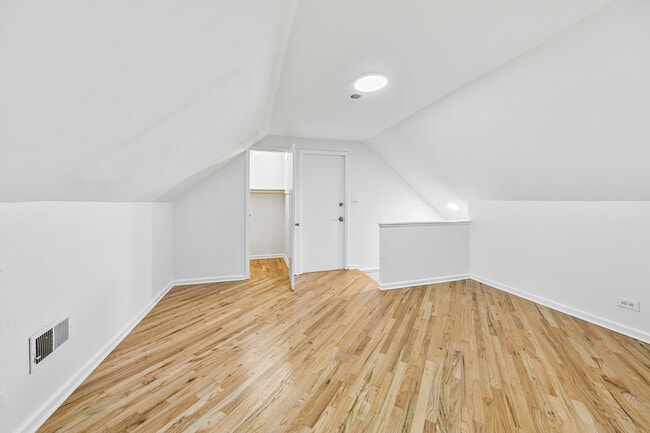 Building Photo - 3037 N Southport Ave