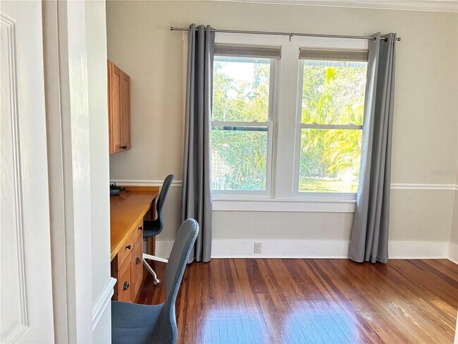 Building Photo - 324 Julia Pl