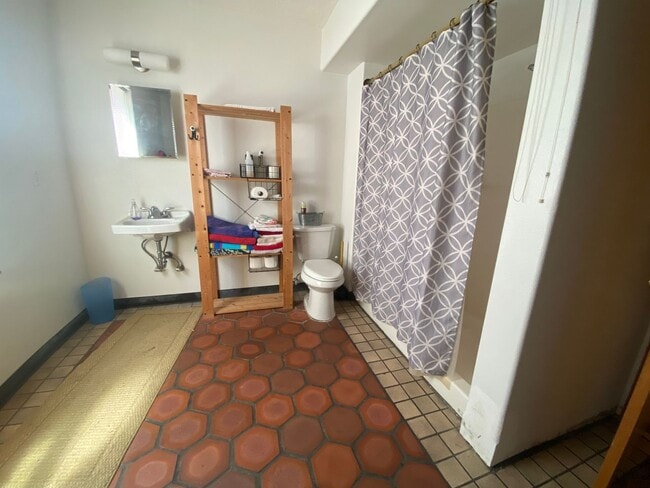 Building Photo - Octagonal Beach House - Sleeps 10 - MID-TERM