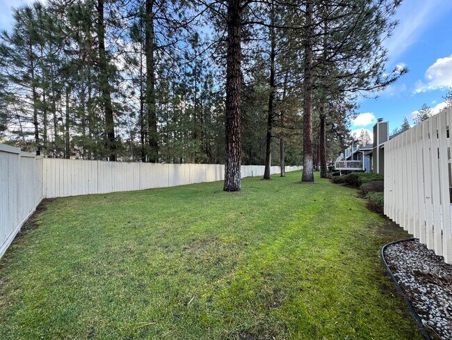 Building Photo - Delightful 2 Bed, 2 Bath Duplex near River...