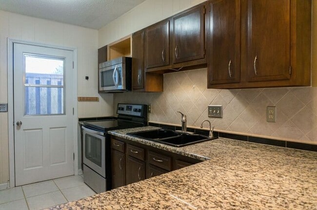 Building Photo - 137 Colony Dr