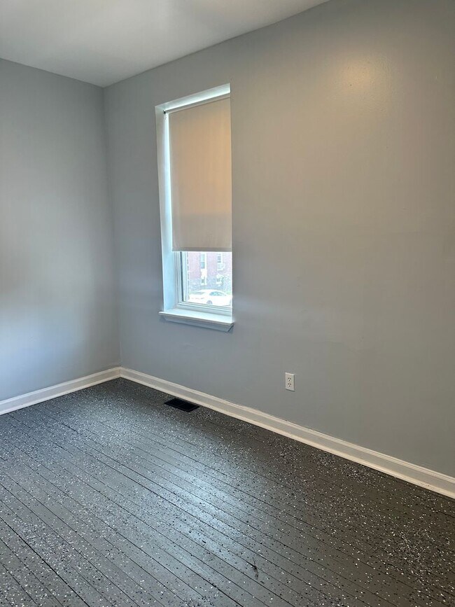 Building Photo - Spacious, Corner Home, Central Air, W/D Hook-Up! Available Now!
