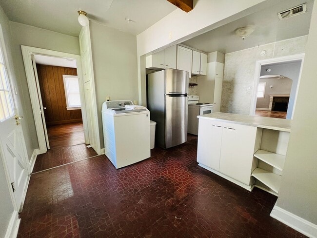 Building Photo - Nice 3 Bedroom 1 Bathroom Home With Detach...