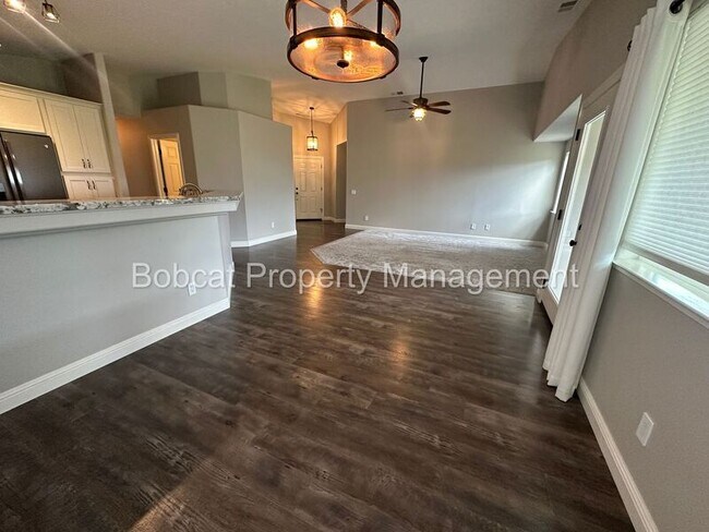 Building Photo - 877 Vista Park Dr