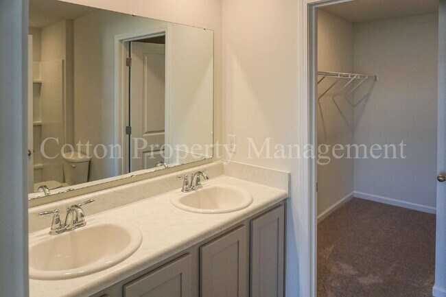 Building Photo - 602 Draymore Dr NE