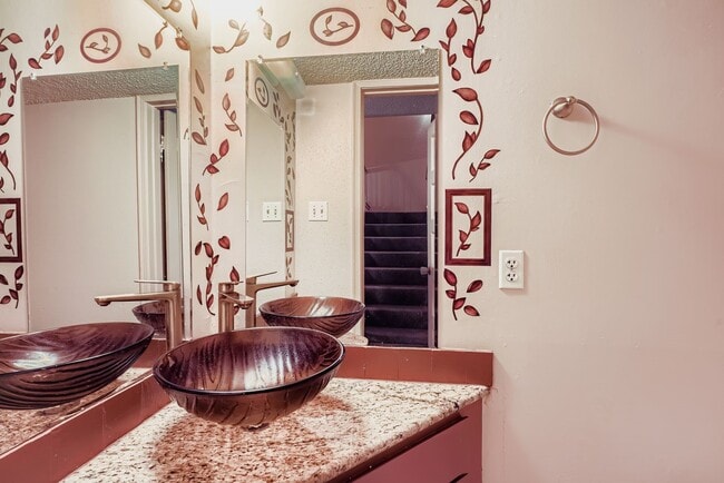 Building Photo - 3100 Jeanetta St