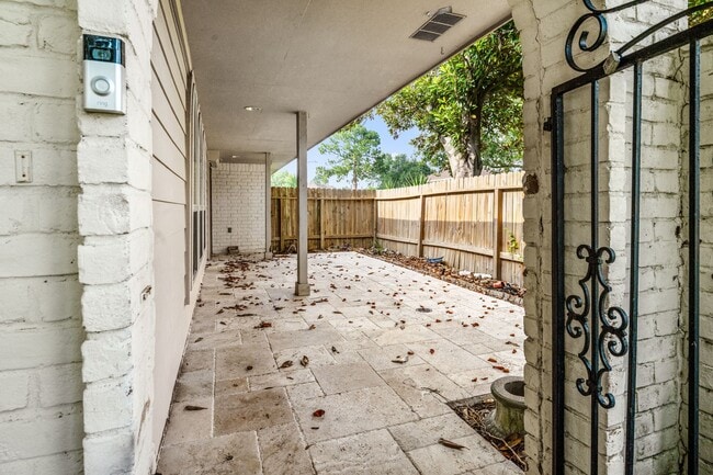 Building Photo - 2227 Parana Dr