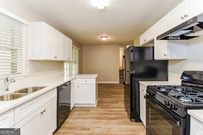 Building Photo - 5613 Woodland Dr