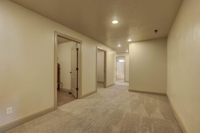 Building Photo - Beautifully Designed 5 Bedroom Home in Was...