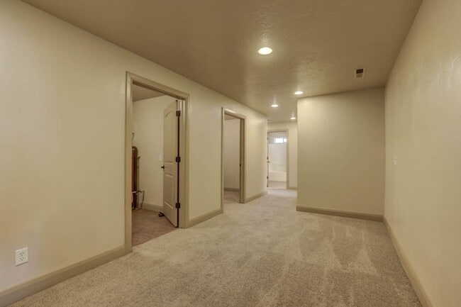 Building Photo - Pet Friendly! Beautifully Designed 5 Bedroom Home. 6 Month Lease!