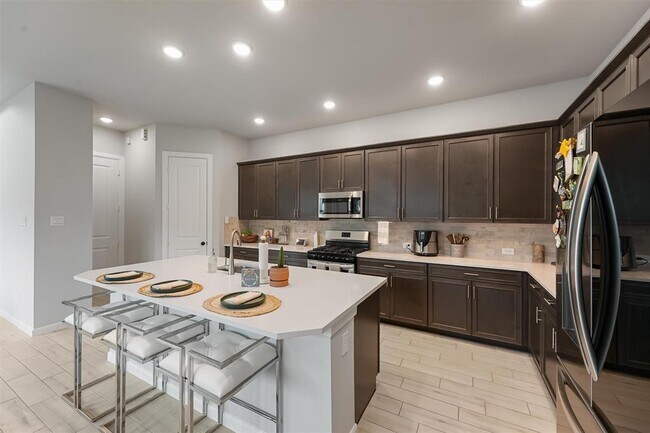 Building Photo - 1550 Park Path Dr