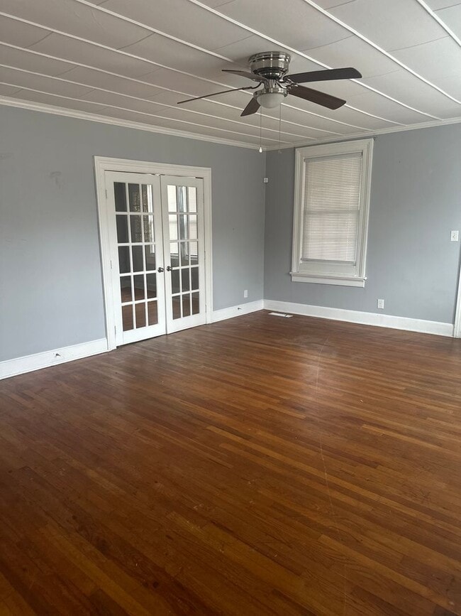 Building Photo - Spacious 3 bedroom 1 bath home