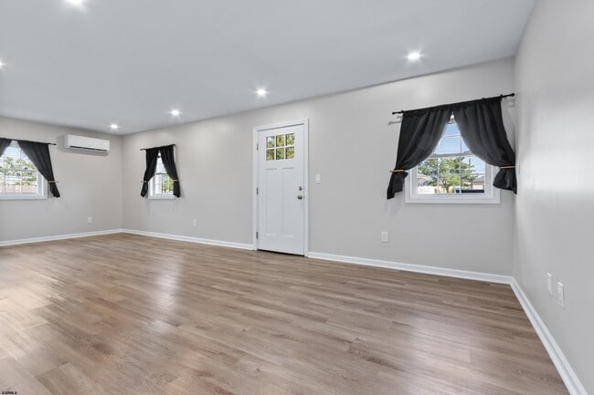 Building Photo - 203 E Plaza Pl