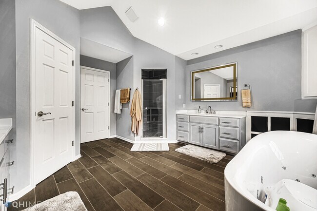 Building Photo - 8960 Enclave Dr