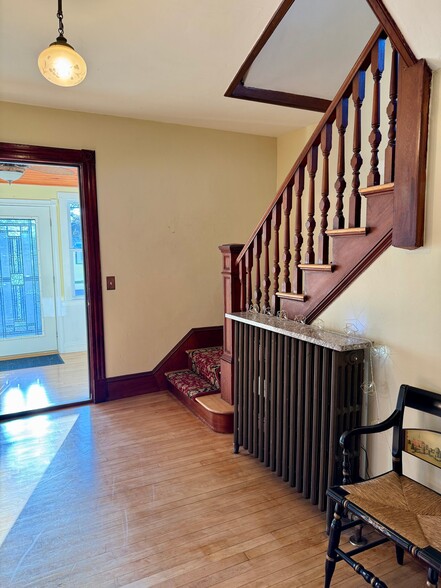 Building Photo - 175 Maple St