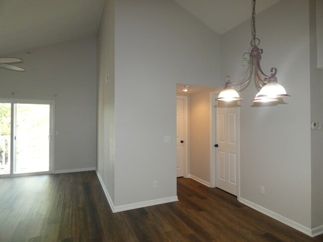 Building Photo - Beautiful Condo!