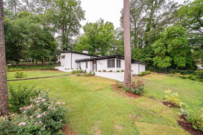 Building Photo - 4 bedroom/3 bath, 3711 sqft in Midtown!