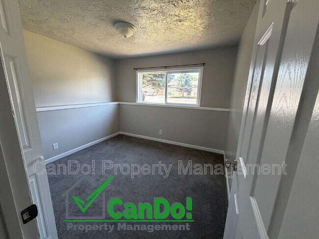Building Photo - 240 Carol Dr