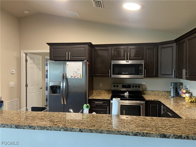 Building Photo - 1401 SW 6th Ave