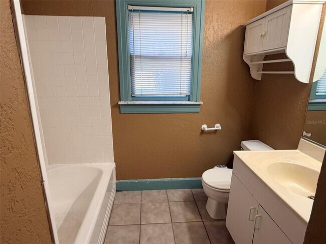 Building Photo - 1908 20th Ave N