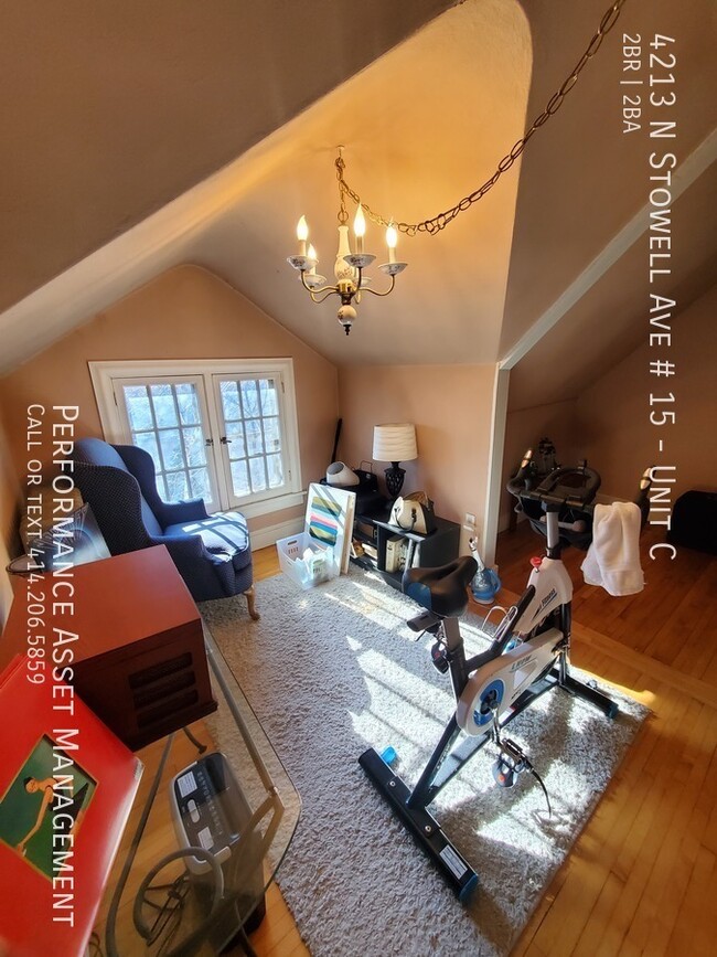 Building Photo - Cozy 2BD/1.5BA Shorewood Triplex