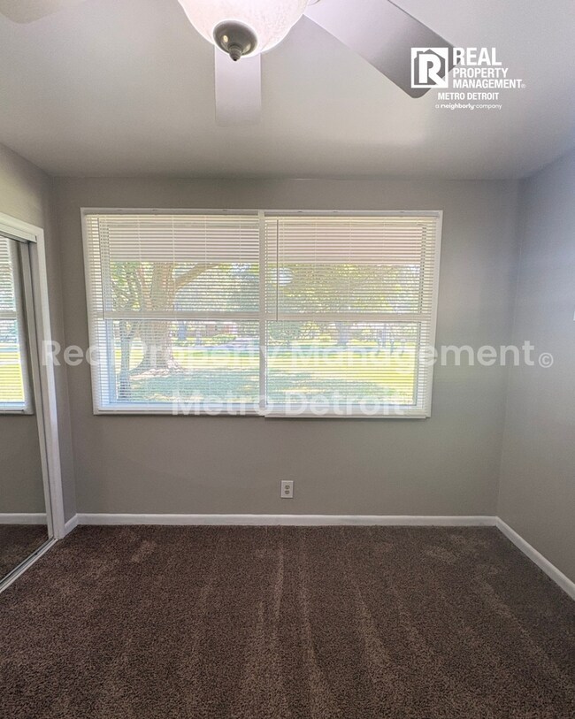 Building Photo - 3-Bedroom Single-Family Home in Beverly Hills, Michigan
