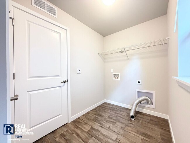 Building Photo - Modern 5-Bedroom Home with Mother-In-Law Suite & Covered Patio!