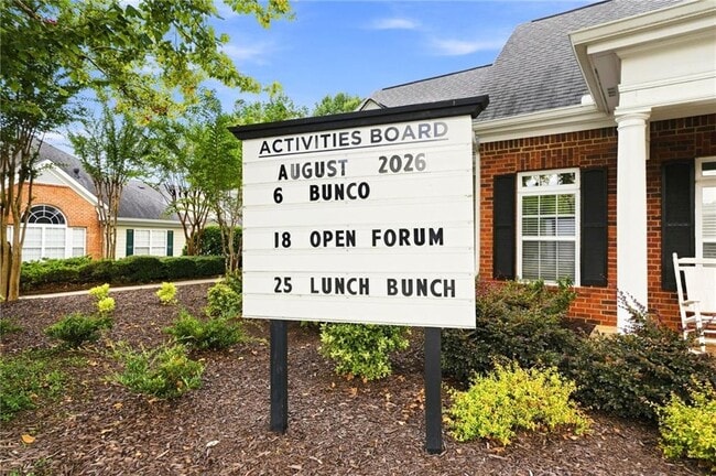 Building Photo - 3204 Village Ln